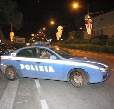 <b>CRIMINE.</b> Sopra, una volante della polizia. A destra uno scippo a unanziana (Foto darchivio) 