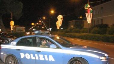 <b>CRIMINE.</b> Sopra, una volante della polizia. A destra uno scippo a un’anziana (Foto d’archivio)