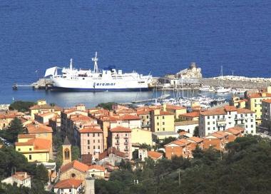 Francesco Bosi e unimmagine del porto di Rio Marina 