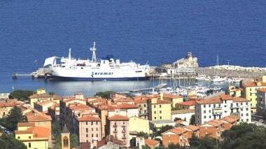 Francesco Bosi e un’immagine del porto di Rio Marina