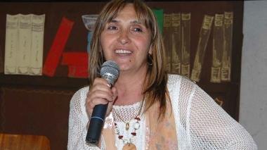 <b>MAESTRO. </b>A destra Alberto Manzi quando era sindaco a Pitigliano; a destra la vedova Sonia Boni