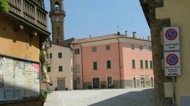 Una veduta di piazza De Larderel a Pomarance