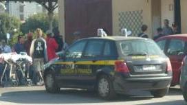 <strong>ARRIVANO I SOCCORSI.</strong> Uno dei migranti si è gettato per terra dicendo di essere stato picchiato dagli agenti