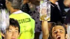 Giovani festeggiano con dei boccali di birra