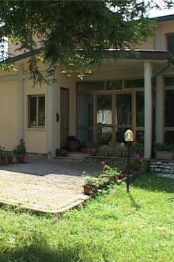 <strong>MATERNA.</strong> L’ingresso della scuola Pascoli, che rimarrà in funzione nonostante i tagli ai finanziamenti