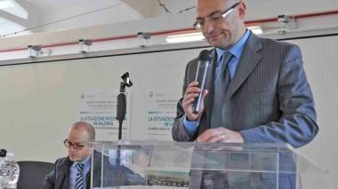 <b>LAVORO E QUALITÀ.</b> Simone Millozzi da sx in un convegno (con l’assessore Nocchi), mentre inaugura una pista ciclabile e, sopra un operaio al lavoro