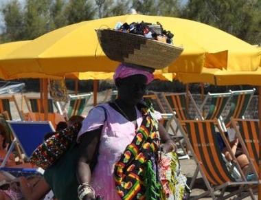 Una venditrice su una spiaggia 