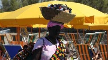 Una venditrice su una spiaggia
