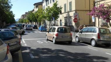 Il nuovo stop in corso Garibaldi all’incrocio con via del Molinetto e lo sbarramento che impedisce alle vetture di arrivare in piazza San Martino