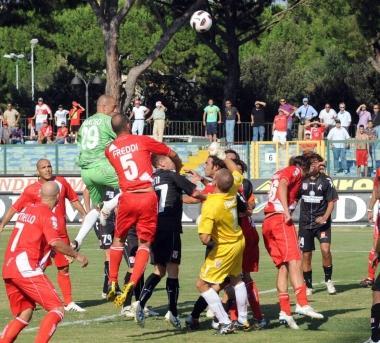 <b>TUTTI AVANTI </b>Anche il portiere Narciso nellarea vicentina in occasione dellultimo corner battuto dal Grosseto nei minuti di recupero della ripresa 
