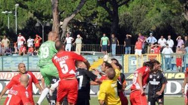 <b>TUTTI AVANTI </b>Anche il portiere Narciso nell’area vicentina in occasione dell’ultimo corner battuto dal Grosseto nei minuti di recupero della ripresa