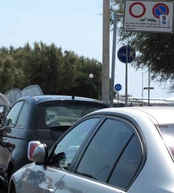 Auto in sosta sotto il cartello 