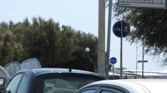 Auto in sosta sotto il cartello