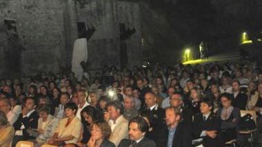 La platea al Premio Verdigi e, a sinistra, Rossana Casale