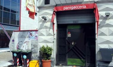 Il bar panigacceria a cui sono state appiccate le fiamme    
