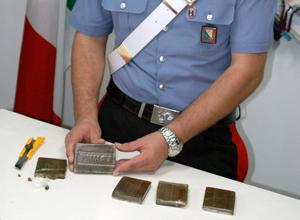 Droga, arrestato diciasettene per spaccio di hasish