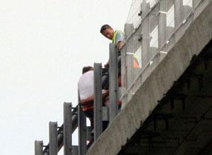Cinquantenne minaccia di buttarsi dal viadotto