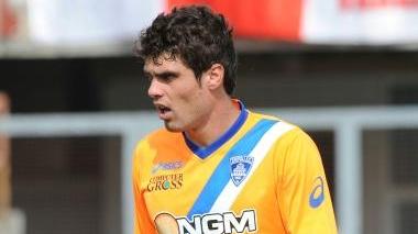 Il portiere azzurro Alberto Pelagotti durante la partita di Varese