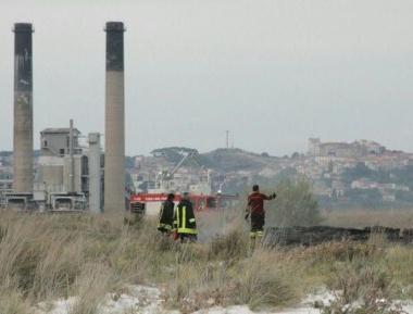 Due momenti dell’incendio alle Spiagge Bianche
