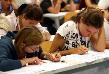 Due studentesse seduta luna a fianco allaltra durante il test 