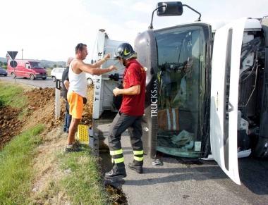 Camion si ribalta il traffico va in tilt