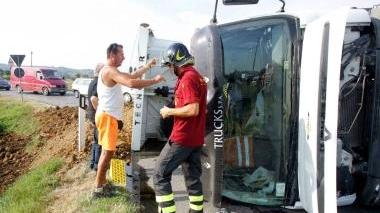 Camion si ribalta il traffico va in tilt