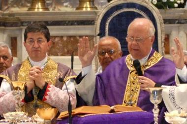 Monsignor Bianchi (a destra) durante la messa funebre per Scatizzi 