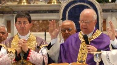 Monsignor Bianchi (a destra) durante la messa funebre per Scatizzi