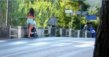 Una mamma costretta a passare con il passeggino sulla strada 