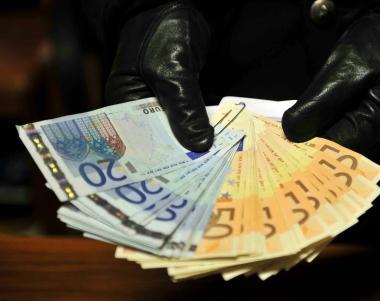 Banconote sequestrate dai carabinieri in una foto darchivio   