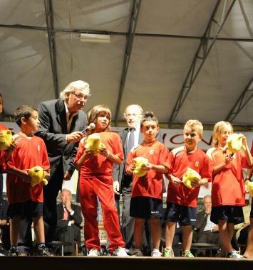 Massimo Marini insieme ad alcuni baby atleti  
