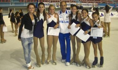 <b>ROCCARASO</b> Bellini e le atlete pisane col ct azzurro Antonio Merlo      