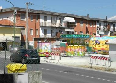 Il Luna Park del Settembre davanti ai palazzi di via Torino 