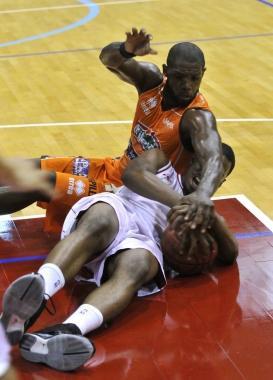 <b>GRINTA.</b> Varnado lotta per difendere il pallone dalle mani di Mobley 
