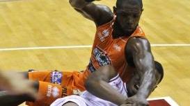 <b>GRINTA.</b> Varnado lotta per difendere il pallone dalle mani di Mobley