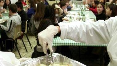 Una mensa scolastica e, a destra, la scuola primaria di Cenaia