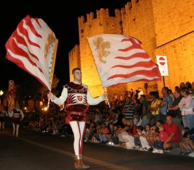 Unimmagine del Corteggio edizione 2009 a destra il Metastasio 