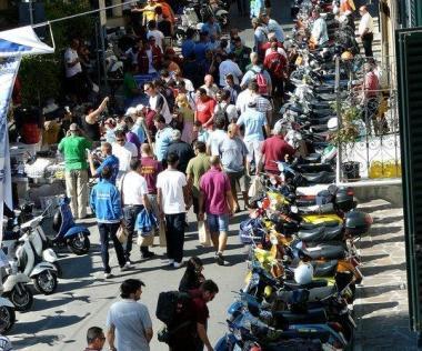 Premiato a Castelnuovo il Vespa club della Versilia Storica