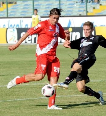<b>PROTAGONISTI</b> Marco Turati in versione centravanti e Gaetano Caridi in una pausa di gioco   