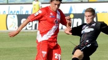 <b>PROTAGONISTI</b> Marco Turati in versione centravanti e Gaetano Caridi in una pausa di gioco