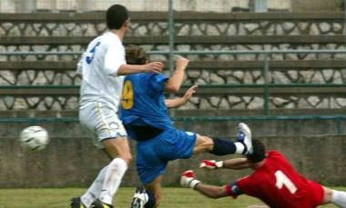 Igor Zaniolo in azione: il bomber ex Genoa, Carrarese e Spezia domenica si &egrave; visto poco in campo e la Massese ha rischiato di perdere a Montecalvoli 