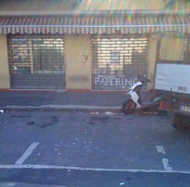 Scritte su un muretto di unabitazione e sullesterno di un fondo commerciale di via dellAlloro a Paperino 