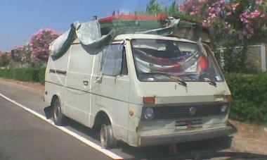 <b>I MEZZI.</b> Cartoni per impedire che si veda cosa accade allinterno Proteste e rabbia dai lettori     