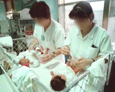 <b>BEB&Egrave;. </b>Due ostetriche assistono un neonato (Foto darchivio)   