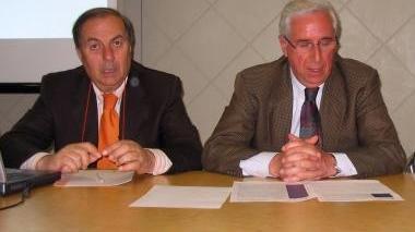 Mauro Benigni (a sin.) e Carlo Paoli; sotto la Banca di credito cooperativo di Fornacette