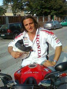 <b>PASSIONE A DUE RUOTE. </b>Andrea Cellai con la maglia della Honda, in sella alla sua moto. 
