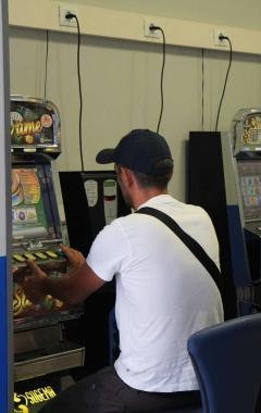 Un giovane mentre gioca ad una slot-machine