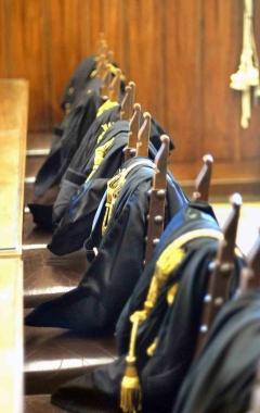 Le toghe degli avvocati in un’aula di un tribunale