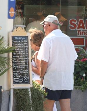 Un menu in Passeggiata di un ristorante sul mare 