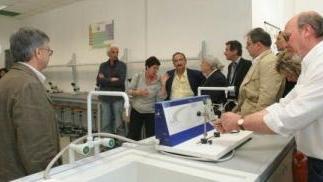 Il preside Di Pietro (a sin. di spalle) in un laboratorio del Marco Polo